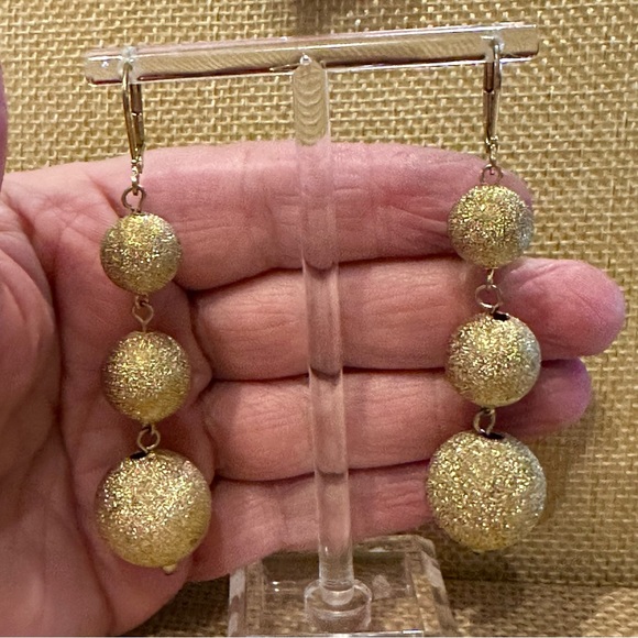 Necklace & Earring set- Brushed gold w/ multiple red acrylic beads - Picture 10 of 12